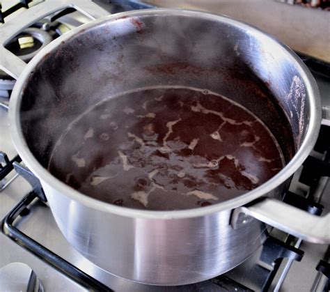 Una casseruola con brasato che cuoce lentamente sul fuoco.