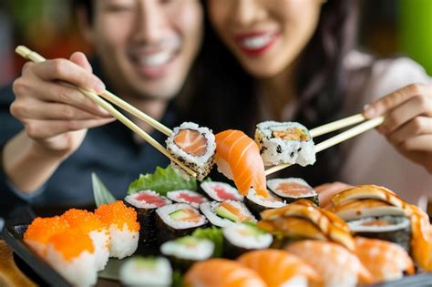Illustrazione stilizzata di persone che mangiano sushi in modo esagerato, con un tocco umoristico.