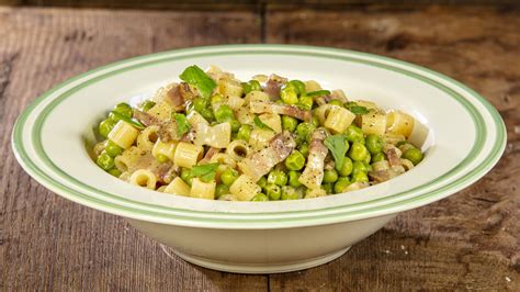 Ingredienti freschi per pasta e piselli: piselli, pasta, cipolla, olio d'oliva, sale, pepe.