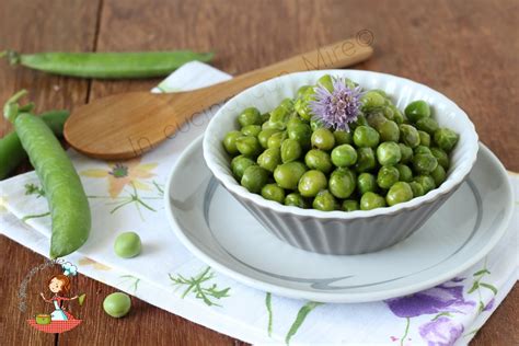 Dettaglio di piselli freschi appena raccolti, pronti per essere sgusciati.