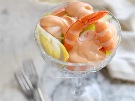 Galleria di immagini che mostrano diversi antipasti con gamberi: cocktail di gamberi, spiedini, involtini, tartare.