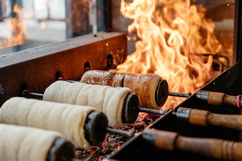 Schema dei passaggi per la preparazione casalinga del kürtőskalács con stampi alternativi