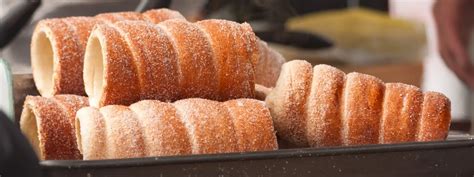 Differenze visive tra Kürtőskalács e Trdelník, con focus sulle possibili guarnizioni