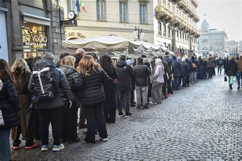 Fila di persone in attesa di graffe allo Chalet Ciro
