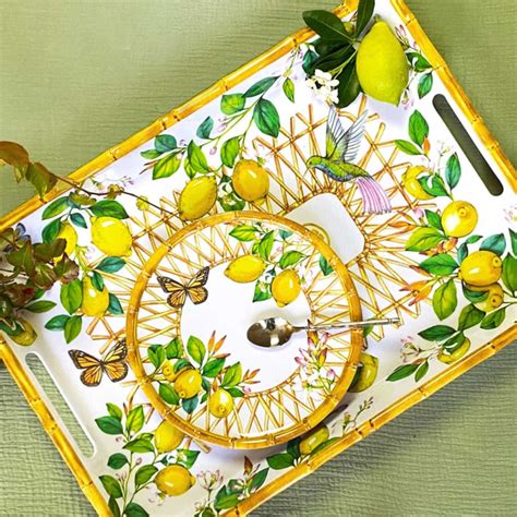angolo cucina decorato con stampe e accessori a tema limone