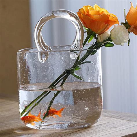 vaso trasparente con acqua, fettine di limone e fiori