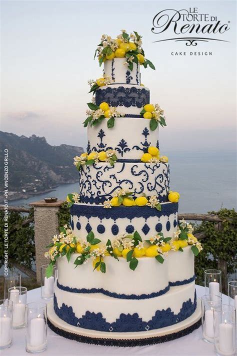 torta nuziale decorata con limoni freschi e maioliche
