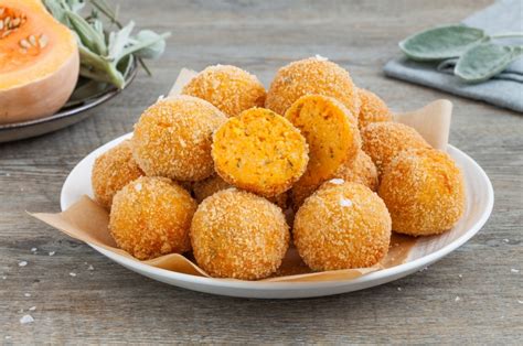 Immagine di polpette di zucca dorate e croccanti