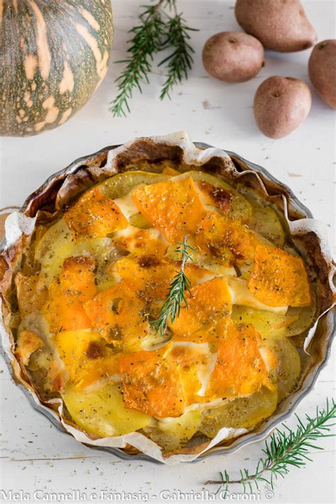 Pirofila con patate e zucca tagliate a cubetti pronte per la cottura al microonde
