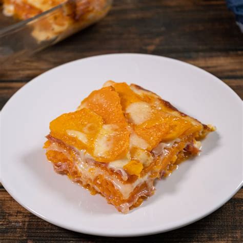 Primo piano di uno sformato di zucca dorato con ripieno filante