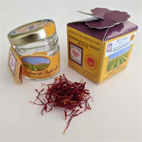 Immagine del Zafferano dell'Aquila in pistilli, con un accenno alla zona di produzione dell'Altopiano di Navelli.
