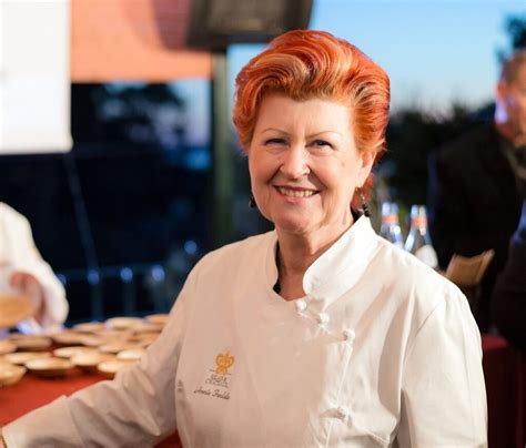 Annie Feolde, chef dell'Enoteca Pinchiorri, con il suo celebre piatto di spaghetti (illustrazione o foto d'archivio)