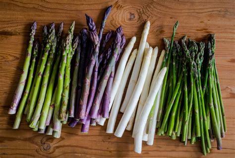 Selezione di diverse varietà di asparagi freschi