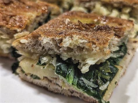 Immagine di una focaccia al grano saraceno dorata e fragrante, con un'inquadratura che ne esalta la texture.