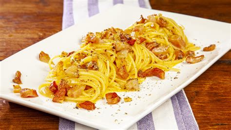 Piatto di Spaghetti alla Carbonara fumanti, con guanciale croccante visibile