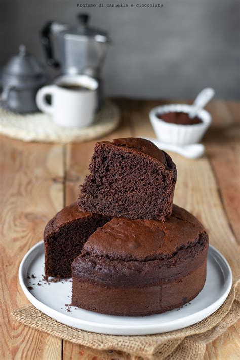 Immagine di una fetta di torta al cacao soffice e ariosa su un piatto