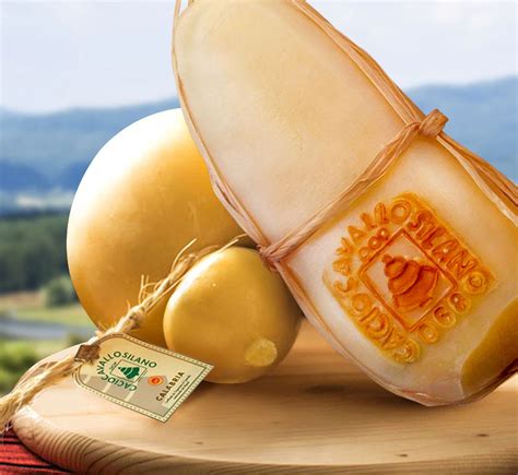 Forma di Caciocavallo Silano DOP con la sua tipica forma ovoidale e la pasta filata