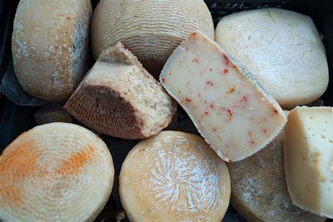 Tagliere di formaggi calabresi con Pecorino del Monte Poro DOP