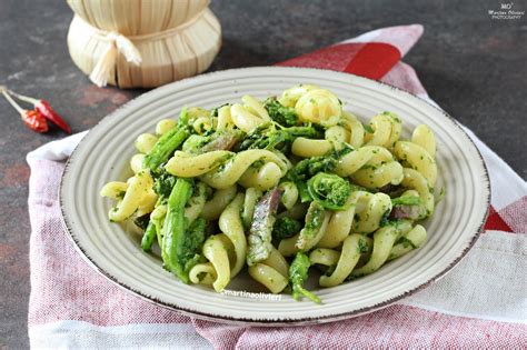 ingredienti freschi per pasta con cime di rapa, porcini e zafferano