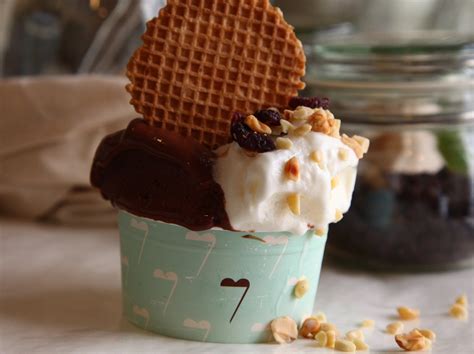 coppetta di gelato artigianale con diverse palline di gusto