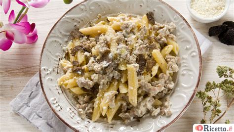 Primo piano di pasta alla norcina con salsiccia e crema