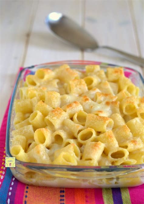 Piatto di pasta al forno bianca appena sfornato, con crosticina dorata