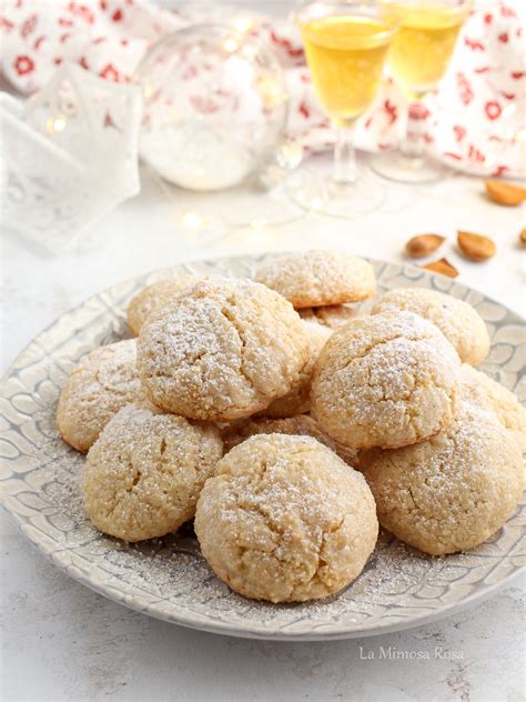 Mandorle siciliane, ingrediente principale degli amaretti morbidi