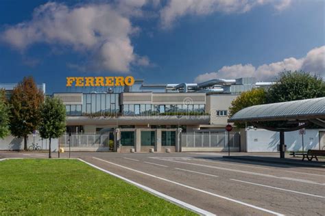 Foto della sede storica Ferrero ad Alba, Italia