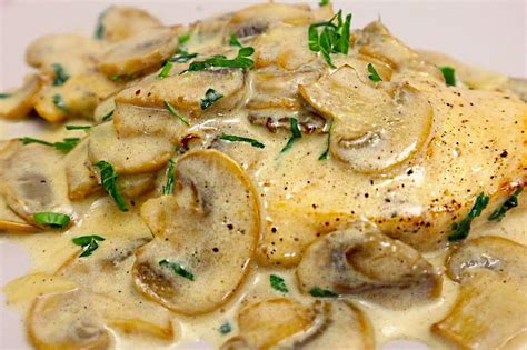 Piatto di petto di pollo con salsa cremosa di noci