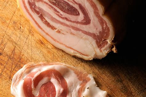 Immagine di diverse tipologie di pancetta, sia fresca che stagionata.