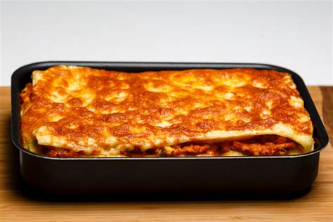 teglia di lasagne pronte per essere infornate