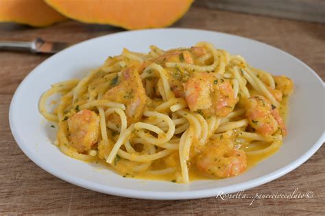 Scampi di gamberi keto serviti su spaghetti di zucca.