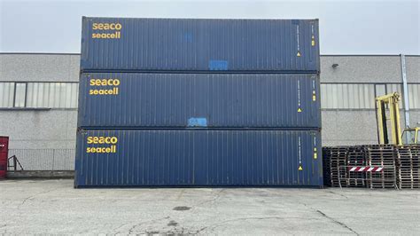 Immagine di un container marittimo con segni di condensa all'interno