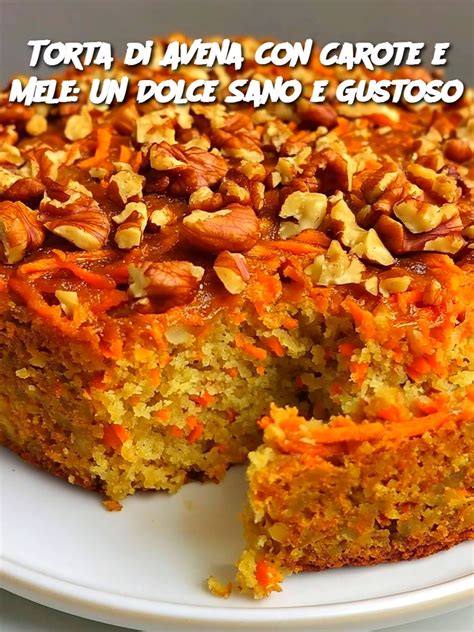 Dettaglio della torta di carote e avena con miele d'acacia, evidenziando la sua consistenza soffice