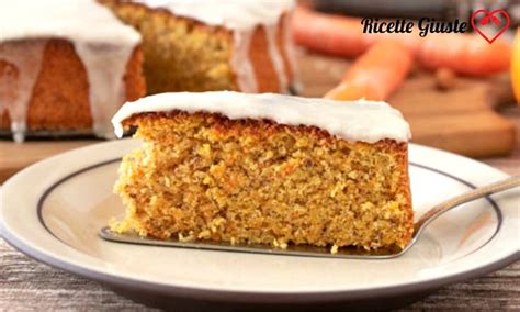Foto dettagliata della torta di carote e avena appena sfornata e raffreddata