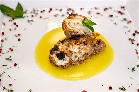 Impiattamento curato di un secondo piatto a base di pesce o verdure