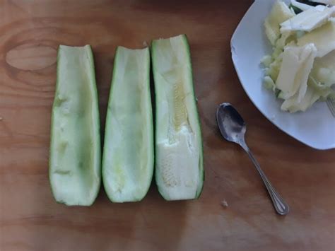 Dettaglio di zucchine svuotate e pronte per essere riempite con il composto di carne.