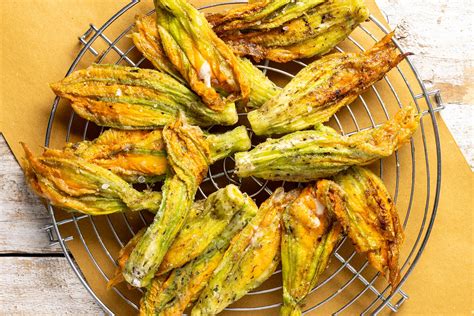 primo piano di fiori di zucca freschi e puliti