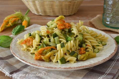 composizione di tagliatelle con fiori di zucca, zucchine e pancetta, guarnite con parmigiano