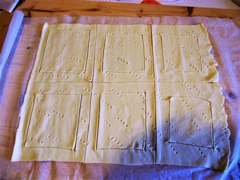disposizione degli ingredienti su quadrati di pasta sfoglia per formare pacchetti di strudel