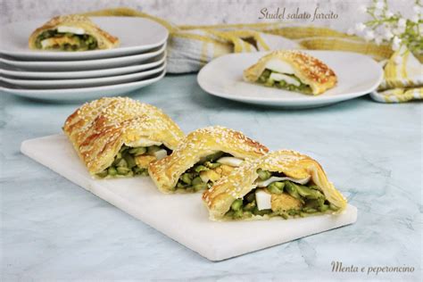 strudel salato con asparagi, carciofi e uova sode decorato con pasta e mandorle