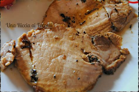 Arista di maiale che rosola in una pentola in ghisa, creando una crosticina dorata.