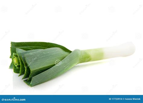Immagine del porro fresco, con un focus sulle sue foglie verdi e il bulbo bianco.