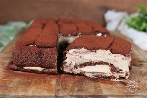 Immagine di una torta fredda ai Pavesini e caffè decorata con fragole e cioccolato