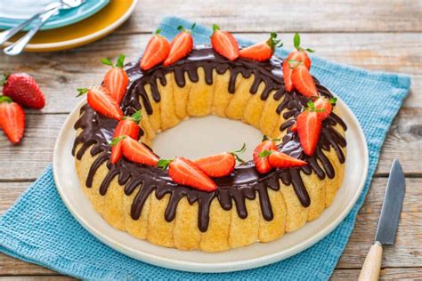 Foto di una ciambella di Pavesini con colata di cioccolato e fragole fresche