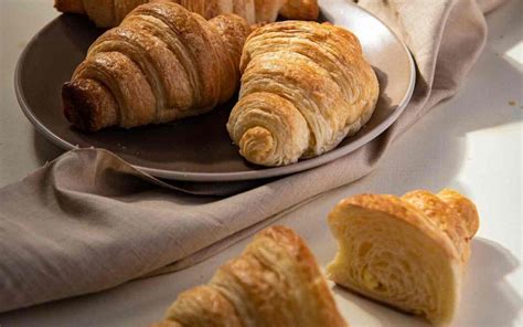 Cornetti caldi appena sfornati con diverse farciture