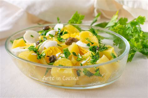 Insalata di patate servita in una ciotola