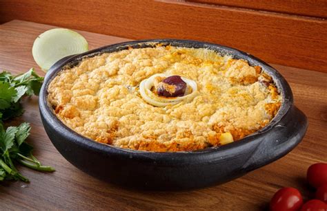 Prato pronto de Torta Capixaba em uma panela de barro