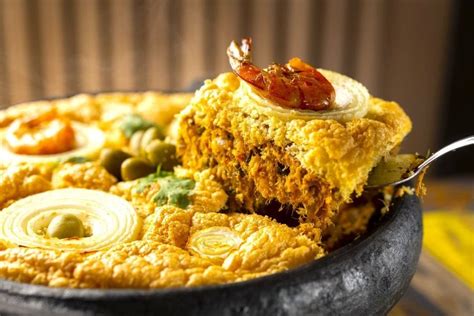 Foto de ingredientes frescos para a Torta Capixaba: bacalhau, camarão, palmito, ovos, azeitonas