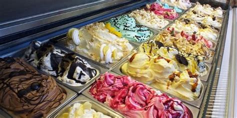 Collage di immagini che rappresentano i diversi gusti di gelato italiani menzionati